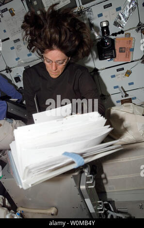 L'astronaute spécialiste de mission STS-118/enseignant Barbara R. Morgan donne sur des listes de procédures sur le compartiment intermédiaire de la navette spatiale Endeavour amarrée à la Station spatiale internationale le 15 août 2007. (Photo d'UPI/NASA) Banque D'Images