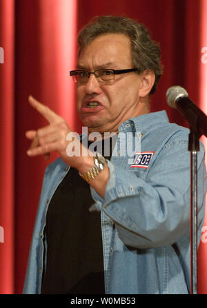 Comédien Lewis Black effectue lors de l'USO Tour du Marine Corps Air Station Miramar à San Diego, Californie le 15 août 2007. (Photo d'UPI/Dave Gatley/USO) Banque D'Images