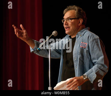 Comédien Lewis Black effectue lors de l'USO Tour du Marine Corps Air Station Miramar à San Diego, Californie le 15 août 2007. (Photo d'UPI/Dave Gatley/USO) Banque D'Images