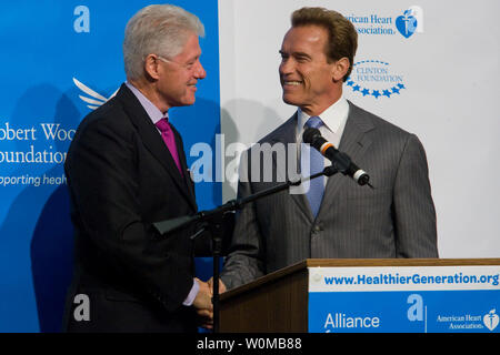 L'ancien président américain Bill Clinton (L) et California Gov. Arnold Schwarzenegger se serrer la main après avoir annoncé leur partenariat avec l'Alliance for a Healthier Generation d'inspirer les jeunes de l'Amérique d'acquérir des habitudes saines pour la vie, à El Monte, Californie le 19 septembre 2007. (Photo d'UPI/Duncan McIntosh/charge de gouverneur Schwarzenegger) Banque D'Images