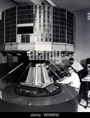 Expert scientifique en donnant un essai de vibration à la Television Infrared Observation Satellite TIROS) à la Division des produits Astro-Electronic de RCA à Princeton, New Jersey le 1 avril 1960. La NASA a TIROS expérimental la première étape pour déterminer si les satellites peuvent être utiles pour étudier la terre. La NASA célèbre le 50ème anniversaire de l'âge de l'espace marqué par le 4 octobre 1957 lancement de Spoutnik, le premier satellite artificiel au monde, faite par l'Union soviétique. (Photo NASA/UPI/files) Banque D'Images