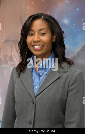 Stephanie astronaute D. Wilson, spécialiste de mission STS-120, pose pour un portrait à la suite d'une conférence de presse pré-vol au Johnson Space Center le 14 septembre 2007. Wilson fait partie des sept membres d'équipage à bord de la navette Discovery, qui a lancé le 23 octobre 2007, à partir de la NASA's Kennedy Space Center en Floride. (Photo d'UPI/NASA) Banque D'Images