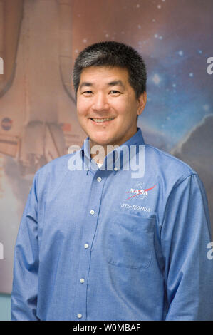 L'astronaute Daniel M. Tani, spécialiste de mission STS-120, pose pour un portrait à la suite d'une conférence de presse pré-vol au Johnson Space Center le 14 septembre 2007. Tani fait partie des sept membres d'équipage à bord de la navette Discovery, qui a lancé le 23 octobre 2007, à partir de la NASA's Kennedy Space Center en Floride. (Photo d'UPI/NASA) Banque D'Images