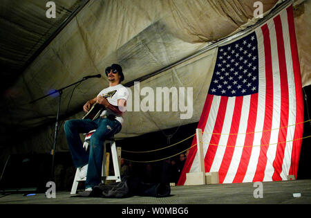 Kid Rock joue son set au cours de l'USO 2007 Maison de vacances d' arrêter à Al Taqaddum, l'Iraq le 18 décembre 2007. Le SMA de la marine. Mike Mullen, président, Comité des chefs d'état-major et d'hôte a été rejoint par les comédiens Lewis Black et Robin Williams, 7 fois vainqueur du Tour de France Lance Armstrong et Miss USA Rachel Smith sur la 15-stop, 7 tournée du pays remerciant les troupes déployées à l'avant pour leur sacrifice et le service. (Photo d'UPI/Tchad J. McNeeley/Ministère de la Défense) Banque D'Images