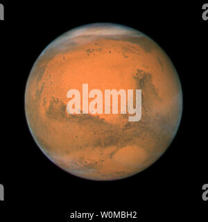 Le télescope Hubble de la NASA a pris ce gros plan de la planète rouge Mars lorsqu'il était à seulement 55 millions de kilomètres (88 millions de kilomètres) le 17 décembre 2007. Mars est la plus forte le 24 décembre 2007, qu'il s'aligne directement en face du soleil, et ne sera pas aussi visible pour un autre 9 ans. Cette image a été assemblé à partir d'une série d'expositions prises dans les 36 heures de l'approche la plus proche de Mars avec le télescope Wide Field and Planetary Camera 2. (Photo d'UPI/NASA/ESA/Hubble Heritage Team) Banque D'Images