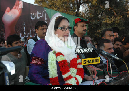 Le Pakistan de l'ancien premier ministre et leader de l'opposition, Benazir Bhutto parle lors d'un rassemblement électoral à Rawalpindi le 27 décembre 2007. Bhutto a été assassiné peu après, lorsqu'elle a quitté le rassemblement électoral à Liaqat Bagh, dans la ville de Rawalpindi, au Pakistan. UPI (photo). Banque D'Images