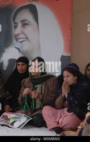 Les partisans de tué l'opposition pakistanaise, Mme Benazir Bhutto prier durant une manifestation près de l'endroit où elle a été tué à Rawalpindi, au Pakistan, le 3 janvier 2008. (Photo d'UPI/Suhail Kureishi). Banque D'Images