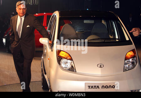 Président de l'entreprise Tata Ratan Tata annonce la nouvelle Tata Nano à la 9e Auto Expo de New Delhi, Inde, le Jeudi, Janvier 10, 2008. L'Inde Tata Motors a dévoilé le très attendu 2 500 dollars, une voiture prix ultracheap qui apporte la possession d'une voiture à la portée de dizaines de millions de personnes à travers le monde. Tata prétend que le Nano est la voiture la moins chère du monde. UPI (photo) Banque D'Images