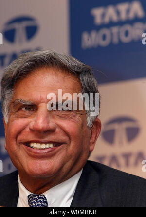 Président de l'entreprise Tata Ratan Tata annonce la nouvelle Tata Nano à la 9e Auto Expo de New Delhi, Inde, le Jeudi, Janvier 10, 2008. L'Inde Tata Motors a dévoilé le très attendu 2 500 dollars, une voiture prix ultracheap qui apporte la possession d'une voiture à la portée de dizaines de millions de personnes à travers le monde. Tata prétend que le Nano est la voiture la moins chère du monde. UPI (photo) Banque D'Images