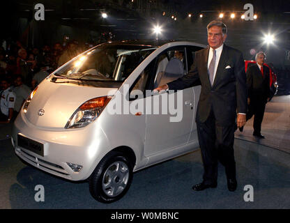 Président de l'entreprise Tata Ratan Tata annonce la nouvelle Tata Nano à la 9e Auto Expo de New Delhi, Inde, le Jeudi, Janvier 10, 2008. L'Inde Tata Motors a dévoilé le très attendu 2 500 dollars, une voiture prix ultracheap qui apporte la possession d'une voiture à la portée de dizaines de millions de personnes à travers le monde. Tata prétend que le Nano est la voiture la moins chère du monde. UPI (photo) Banque D'Images