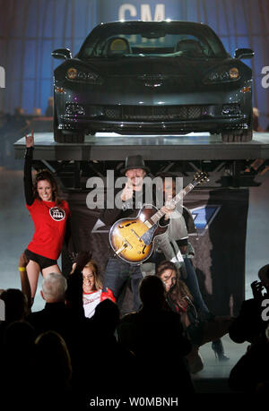 Kid Rock s'exécute comme la Chevrolet Corvette ZR1 fait ses débuts sur la scène mondiale au style GM- General Motors' de la musique, de la mode qui donne un coup de gala le 2008 North American International Auto Show, le samedi, 12 janvier 2007 à Detroit, Michigan. Modèles sur la piste portent des fashions de William Rast est fabriqué à Detroit Denim collection. (Photo d'UPI/John F. Martin/General Motors) Banque D'Images