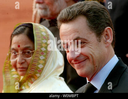 Le président français Nicolas Sarkozy, (R) avec son homologue indien Pratibha Patil au cours de sa cérémonie de réception à New Delhi, Inde, janvier. 25, 2008. Sarkozy est arrivé en Inde le vendredi pour une visite de deux jours, apportant avec lui un groupe de hauts fonctionnaires, mais laissant sa petite amie chanteuse-modèle derrière. UPI (photo) Banque D'Images