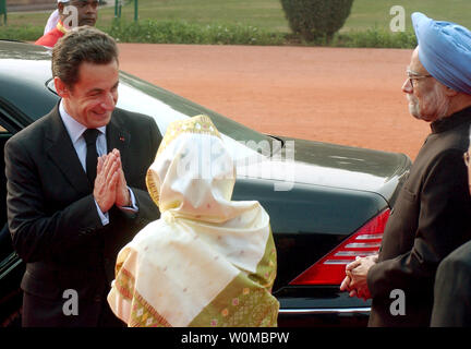 Le président français Nicolas Sarkozy, (L) accueille son homologue indien Pratibha Patil au cours de sa cérémonie de réception que le Premier Ministre indien Manmohan Singh (R) à New Delhi, Inde, le 25 janvier 2008. Sarkozy est arrivé en Inde le vendredi pour une visite de deux jours, apportant avec lui un groupe de hauts fonctionnaires, mais laissant sa petite amie chanteuse-modèle derrière. UPI (photo) Banque D'Images