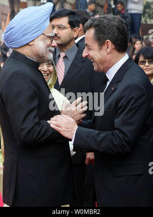 Le président français Nicolas Sarkozy (R) partage un moment de détente avec le Premier Ministre indien Manmohan Singh comme président de l'Inde Pratibha Patil Singh (C) au cours d'une cérémonie de bienvenue au Palais présidentiel de New Delhi, 25 janvier 2008. Le président français Nicolas Sarkozy a atterri en Inde pour une visite d'Etat de deux jours visant à renforcer les liens politiques et la promotion d'une plus grande part de l'essor de l'économie asiatique. UPI (photo) Banque D'Images