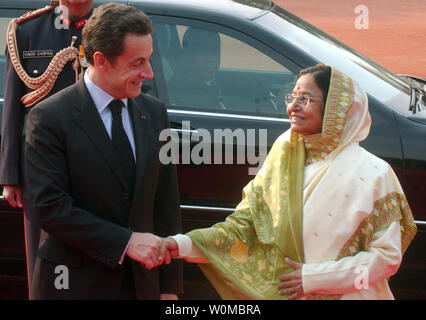 Le président français Nicolas Sarkozy (L), serre la main avec son homologue indien Pratibha Patil au cours de la cérémonie d'accueil aux dirigeant en visite à New Delhi, Inde, janvier. 25, 2008. Sarkozy est arrivé en Inde le vendredi pour une visite de deux jours, apportant avec lui un groupe de hauts fonctionnaires, mais laissant sa petite amie chanteuse-modèle derrière. UPI (photo) Banque D'Images