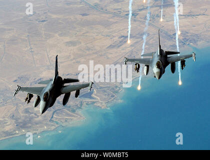 Une seule US Air Force (USAF) F-16C Fighting Falcon de forêt contre-mesures tout en volant dans une formation de deux hommes à la suite d'une mission de ravitaillement sur l'Irak le 22 janvier 2008. (Photo d'UPI/Scott Reed/US Air Force) Banque D'Images