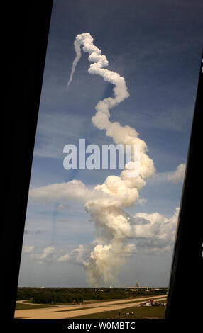 Le lancement de la navette spatiale Atlantis (STS-122) est vu à travers les fenêtres de la Centre de contrôle de lancement au Centre spatial Kennedy à Cape Canaveral, Floride le 7 février 2008. La navette a décollé à partir de la plateforme de lancement 39A à 2:45h. EST. (Photo d'UPI/Bill Ingalls/NASA) Banque D'Images