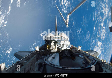 La NASA cette photo prise par un astronaute à bord de la navette spatiale Atlantis présente le mécanisme d'amarrage (premier plan), le laboratoire Columbus et Atlantis' Remote Manipulator System/Perche d'inspection OBSS (RMS/) dans la soute d'Atlantis au cours du deuxième jour de la mission STS-122 de la NASA. (Photo d'UPI/NASA) Banque D'Images