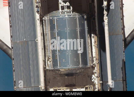 Cette image de la NASA prises par les membres d'équipage à bord de la Station spatiale internationale montre une vue de l'Agence spatiale européenne d'laboratoire Columbus en navette spatiale Atlantis' fret avant l'amarrage à la Station spatiale internationale. (Photo d'UPI/NASA) Banque D'Images