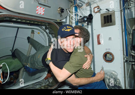 Cette image de la NASA prises par les membres d'équipage à bord de la Station spatiale internationale montre l'astronaute Alan Poindexter (L), pilote de la mission STS-122, l'astronaute américaine Peggy Whitson de vœux, commandant de l'Expédition 16, après la navette spatiale Atlantis a rejoint la Station spatiale internationale. Atlantis, dans le cadre de la mission STS-122, est sur une mission de 11 jours vers la Station spatiale internationale pour l'installation de l'Agence spatiale européenne d'laboratoire Columbus. (Photo d'UPI/NASA) Banque D'Images