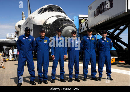 L'équipage de la navette spatiale Atlantis (STS-122) (de G à D) Spécialiste de mission Leland Melvin, l'astronaute de l'Agence européenne de l'Allemagne, Hans Schlegel, spécialistes de mission, l'amour de Stanley, Rex Walheim Alan Poindexter, pilote et commandant Steve Frick posent pour une photo en face de la navette spatiale Atlantis après qu'il a atterri à l'atterrissage à 9:07 AM au Centre spatial Kennedy, Floride le 20 février 2008. L'équipage a exécuté la livraison de l'Agence spatiale européenne (ESA) laboratoire Columbus à la Station spatiale internationale. (Photo d'UPI/Bill Ingalls/NASA) Banque D'Images