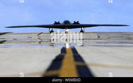 Un B2 Spirit bombardier furtif est photographié à Andersen Air Force Base, Guam le 25 avril 2005. Un bombardier furtif B-2 s'est écrasé au sol après avoir décollé de la base aérienne d'Andersen à Guam le 23 février 2008. Les deux pilotes de s'éjecter le bombardier. Cet incident est le premier d'un bombardier furtif B2. (Photo d'UPI/Bennie J. Davis III/U.S. Air Force) Banque D'Images