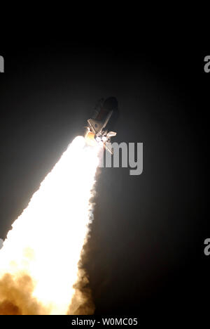 La navette spatiale Endeavour fonce dans le ciel nocturne sur la mission STS-123 à 2:28 h le 11 mars 2008. L'équipage fera un nombre record de 16 jours de mission à la Station spatiale internationale et d'offrir la première section de l'Agence japonaise d'exploration aérospatiale's Kibo laboratory et l'Agence spatiale canadienne à deux bras Dextre, le système de robot. (Photo NASA/UPI/Cannon-Rusty Jerry Backer) Banque D'Images