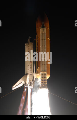 La navette spatiale Endeavour fonce dans le ciel nocturne sur la mission STS-123 à 2:28 h le 11 mars 2008. L'équipage fera un nombre record de 16 jours de mission à la Station spatiale internationale et d'offrir la première section de l'Agence japonaise d'exploration aérospatiale's Kibo laboratory et l'Agence spatiale canadienne à deux bras Dextre, le système de robot. (Photo NASA/UPI/Cannon-Rusty Jerry Backer) Banque D'Images