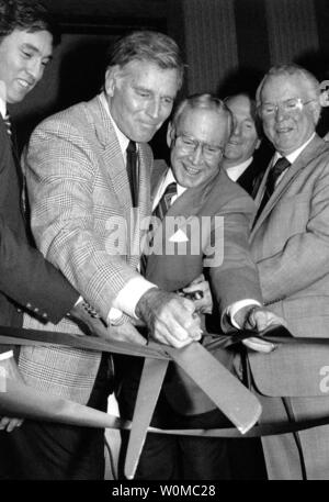 Charlton Heston est décédé à l'âge de 84 ans à son domicile de Los Angeles le 5 avril 2008. Il est vu dans ce 26 juin 1986 photo d'couper le ruban pour ouvrir officiellement le cinquième capitale américaine de gagner de l'exposition du congrès de l'art concours d'art de l'école secondaire. Aider Heston sont de gauche : Représentant Thomas Downey D-New York, Heston, chef de la majorité de la chambre de Jim Wright D-Texas et Roger B. Smith, président du Conseil de General Motors, le commanditaire de l'ouverture des festivités. (Photo d'UPI/Doug Mills/Files) Banque D'Images