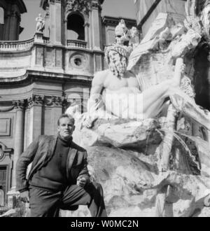 Charlton Heston est décédé à l'âge de 84 ans à son domicile de Los Angeles le 5 avril 2008. Il est vu dans ce fichier 1961 photo en faisant une pause pendant les préparatifs pendant le tournage de 'Le Pigeon qui a eu Rome," qui a été créée en 1962. (Photo d'UPI/Files) Banque D'Images
