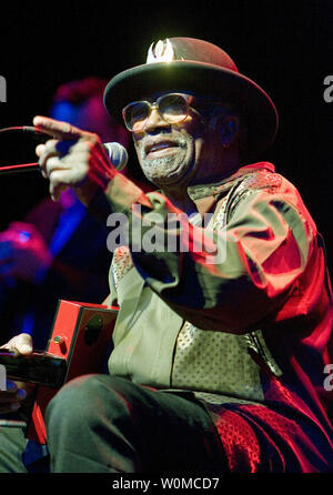 Rock 'n' roll legend Bo Diddley, représentée dans un fichier photo effectuant à Vancouver le 23 avril 2006, est décédé d'une crise cardiaque à son domicile d'Archer, en Floride le 2 juin 2008. Il a été 79. (Photo/UPI/Ruckmemann Heinz fichiers) Banque D'Images