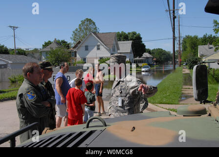 Le colonel de la Garde nationale américaine Brian Miller (premier plan à gauche), discute des problèmes de flux de trafic causé par l'augmentation des inondations dans la région de Cedar Rapids, Iowa, auprès de collègues Guardsman Master Sgt. Joe Donovan (premier plan à droite) le 13 juin 2008. La Garde nationale aérienne de l'Iowa a été mobilisée pour fournir une assistance pour l'inondation dans la région de Cedar Falls, Cedar Rapids, Iowa City et Des Moines, Iowa. La Garde côtière canadienne et de l'Armée de l'Air Guard ont joint leurs forces pour aider dans des fonctions d'application de la loi, les zones inondées des sacs de sable et de fournir une aide générale au public. (Photo d'UPI/U.S. Air National Guard/Staff Sgt. Oscar M. Sanchez-Alvarez) Banque D'Images