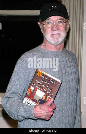 Le comédien George Carlin est décédé d'une crise cardiaque à Santa Monica, Californie fin Juillet 22, 2008. Carlin est indiqué dans le fichier de signature des copies de photos de son nouveau livre 'Quand Jésus Mettre les côtelettes de porc ?' à Barnes & Noble à New York le 18 octobre 2004. (Photo d'UPI/Laura Cavanaugh/Files) Banque D'Images