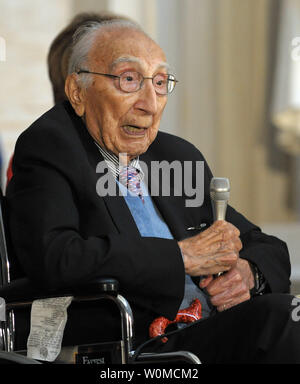 Chirurgien cardiaque Dr Michael DeBakey, photographié le 23 avril 2008 après avoir reçu une médaille d'or du Congrès à Washington, est décédé à l'âge de 99 ans de causes naturelles à Houston le 11 juillet 2008. De Bakey est mobile à l'hôpital chirurgical de l'armée (M.A.S.H.) et au perfectionnement de l'unité de transplantation cardiaque. (Photo d'UPI/Roger L. Wollenberg/fichier) Banque D'Images