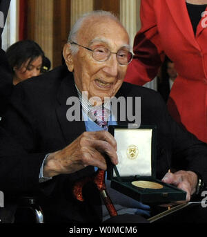 Chirurgien cardiaque Dr Michael DeBakey, photographié le 23 avril 2008 après avoir reçu une médaille d'or du Congrès à Washington, est décédé à l'âge de 99 ans de causes naturelles à Houston le 11 juillet 2008. De Bakey est mobile à l'hôpital chirurgical de l'armée (M.A.S.H.) et au perfectionnement de l'unité de transplantation cardiaque. (Photo d'UPI/Roger L. Wollenberg/fichier) Banque D'Images