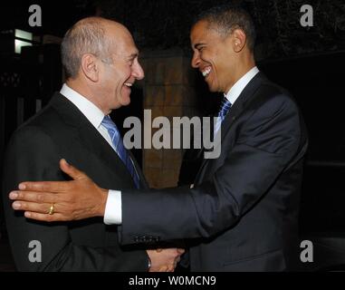 Le candidat démocrate Barack Obama (D-IL) (R) rencontre avec le Premier ministre israélien Ehud Olmert lors d'une rencontre à la résidence d'Olmert à Jérusalem le 23 juillet 2008. (Photo d'UPI/Service de Presse du Gouvernement israélien) Banque D'Images