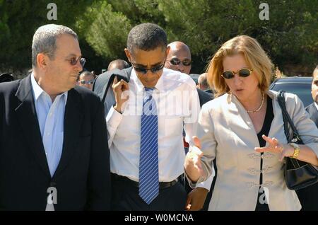 Le candidat démocrate présumé Sen. Barack Obama (D-IL) (C) Les promenades avec le ministre de la Défense israélien Ehud Barak (L) et le ministre des Affaires étrangères Tzipi Livni (R) en Israël le 23 juillet 2008. (Photo d'UPI/Service de Presse du Gouvernement d'Israël) Banque D'Images