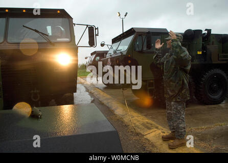 Le sergent de l'armée américaine. 1re classe Jeff Printy dirige neuf light-medium véhicules tactiques à partir de San Antonio, Texas, dans l'armurerie de la Garde nationale de Weslaco, Texas, le 22 juillet 2008. Texas Gov. Rick Perry activé 1 200 gardes nationaux pour aider les États et les organismes locaux en réponse à d'éventuelles inondations dans le sud du Texas et les dommages causés par l'ouragan entrant Dolly. (Photo d'UPI/Bennie J. Davis III/U.S. Air Force) Banque D'Images