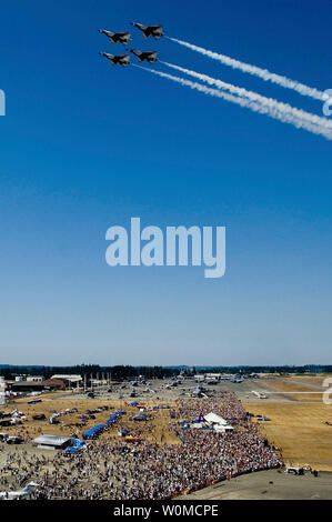 L'United States Air Force Thunderbirds formation diamant survoler la foule record à la base aérienne McChord Expo 2008 ici dimanche 20 juillet 2008. (U.S. Air Force photo/Abner Guzman)(1992) Banque D'Images