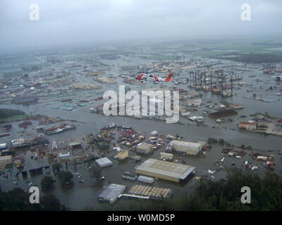 Coast Guard 6031 Jayhawk survole les zones inondées à New Iberia, en Louisiane, dans le sillage de l'ouragan Ike Le 14 septembre 2008. (Photo d'UPI/US Coast Guard) Banque D'Images