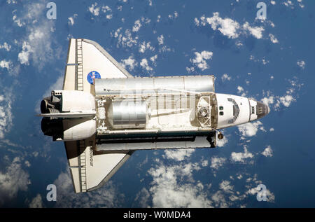 La navette spatiale Endeavour est considéré comme l'approche de la Station spatiale internationale au cours de la mission STS-126 de rendez-vous et d'amarrage de la paix le 16 novembre 2008. Le module logistique polyvalent Leonardo est visible dans la soute d'Endeavour avec plus de 14 000 livres de fret à la station spatiale. Endeavour est sur une mission de service de 16 jours à la Station spatiale internationale. (Photo d'UPI/NASA) Banque D'Images