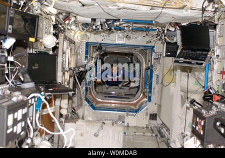 Le cosmonaute Yuri Lonchakov, ingénieur de vol de l'Expédition 18, flotteurs dans le laboratoire Destiny de la Station spatiale internationale alors que la navette spatiale Endeavour est amarré à la station. Endeavour et son équipage de la mission STS-126 sont sur une mission de service de 16 jours pour la Station spatiale. (Photo d'UPI/NASA) Banque D'Images