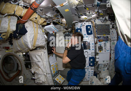 L'astronaute de la NASA Chris Ferguson, commandant de la mission STS-126, utilise un ordinateur dans le compartiment intermédiaire de la navette spatiale Endeavour amarrée à la Station spatiale internationale le 19 novembre 2008. (Photo d'UPI/NASA) Banque D'Images