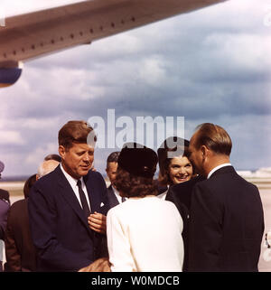 Le président John F. Kennedy et de la Première Dame Jacqueline Kennedy arrivent au Texas de Washington le 21 novembre 1963. Le 22 novembre 2008 marque le 45e anniversaire du jour où le président Kennedy a été assassiné à Dallas, au Texas. (Photo d'UPI/Cecil Stoughton/John F. Kennedy Presidential Library & Museum) Banque D'Images