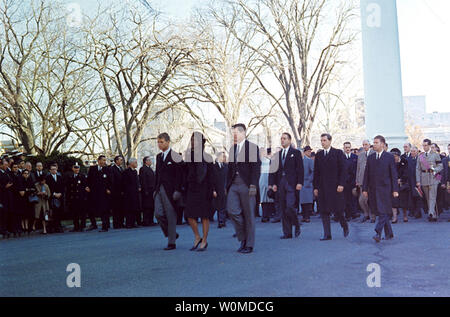 La famille Kennedy mène la procession funéraire pour le président John F. Kennedy en direction de la cathédrale de Saint Matthieu à Washington le 25 novembre 1963. Première rangée, L-R : Procureur général Robert F. Kennedy, Mme Jacqueline Kennedy ; le sénateur Edward M. Kennedy. Deuxième rangée, de gauche à droite : R. Sargent Shriver, Stephen E. Smith, Agent des services secrets. Suivant : Les dignitaires étrangers, dont le général Charles de Gaulle, La Reine Frederika, Ludwig Erhard, Le Roi Baudoin. Le 22 novembre 2008 marque le 45e anniversaire du jour où le président Kennedy a été assassiné à Dallas, au Texas. (Photo/UPI/Knudsen Robert Président John F. Kennedy Banque D'Images