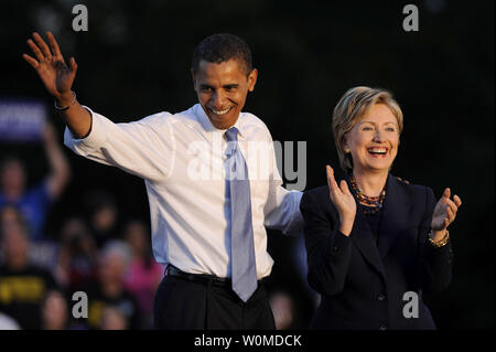 La sénatrice Hillary Clinton (D-NY) (R), avec le président élu Barack Obama à Orlando, Floride, le 20 octobre 2008, participe à un processus d'examen officiel pour le poste de secrétaire d'État dans le cabinet d'Obama, le 21 novembre 2008. Clinton n'a pas formellement accepté l'offre et sa décision est prévu à la suite du processus de filtrage. (UPI Photo/Kevin Dietsch/fichier) Banque D'Images