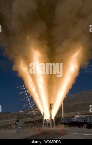 La NASA, ATK, Orbital Sciences Corp. et Lockheed Martin ont terminé avec succès le premier essai à grande échelle d'incendie le moteur d'un nouveau système d'interruption de lancement d'Orion en promontoire, Utah le 20 novembre 2008. Abandonner le moteur est conçu pour tirer le module d'équipage du véhicule de lancement d'Ares I dans une situation d'urgence sur l'aire de lancement ou pendant les premiers 300 000 pieds après le lancement. C'est la première fois qu'un tel test n'a été effectué depuis le programme Apollo a testé son système d'évacuation du lancement dans les années 60. (Photo d'UPI/NASA) Banque D'Images