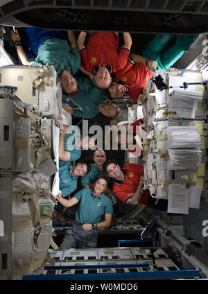 Dans ce Novemner 21, 2008 image de la NASA, membres de la Station spatiale internationale et la navette spatiale Endeavour équipage pose pour un portrait de groupe à la suite d'une conférence de presse vidéo. L'astronaute Donald Pettit apparaît au centre de la photo. Juste en dessous de l'astronaute Heidemarie Stefanyshin-Piper est Pettit. Dans le sens horaire à partir de son poste sont des astronautes Shane Kimbrough, Steve Bowen, Eric Boe, Chris Ferguson et Michael Fincke, avec le cosmonaute Yuri Lonchakov, et les astronautes Sandra Magnus et Gregory Chamitoff. (Photo d'UPI/NASA) Banque D'Images