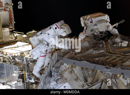 En ce 20 novembre, 2008 LA NASA Astronautes Heidemarie Stefanyshyn-Piper (image à gauche) et Shane Kimbrough, tous deux spécialistes de mission STS-126, de participer à la deuxième session de la mission prévue de l'activité extravéhiculaire (EVA) comme la construction et l'entretien de la Station spatiale internationale. Pendant les six heures, 45 minutes sortie extravéhiculaire, Piper et Kimbrough a poursuivi le processus de suppression des débris et de l'application autour de la lubrification droite toute articulation rotative SARJ, remplacé quatre plus du SARJ's 12 roulements gigogne, d'une réinstallation de l'équipement deux lubricati les charrettes et appliquée Banque D'Images