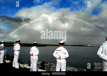 Les marins à bord de la classe Nimitz porte-avions USS Ronald Reagan (CVN 76) les rails comme un arc-en-ciel dans l'horizon des formes à Pearl Harbor, Hawaii le 17 novembre 2008. (Photo d'UPI/Chelsea Kennedy/U.S. Marine) Banque D'Images